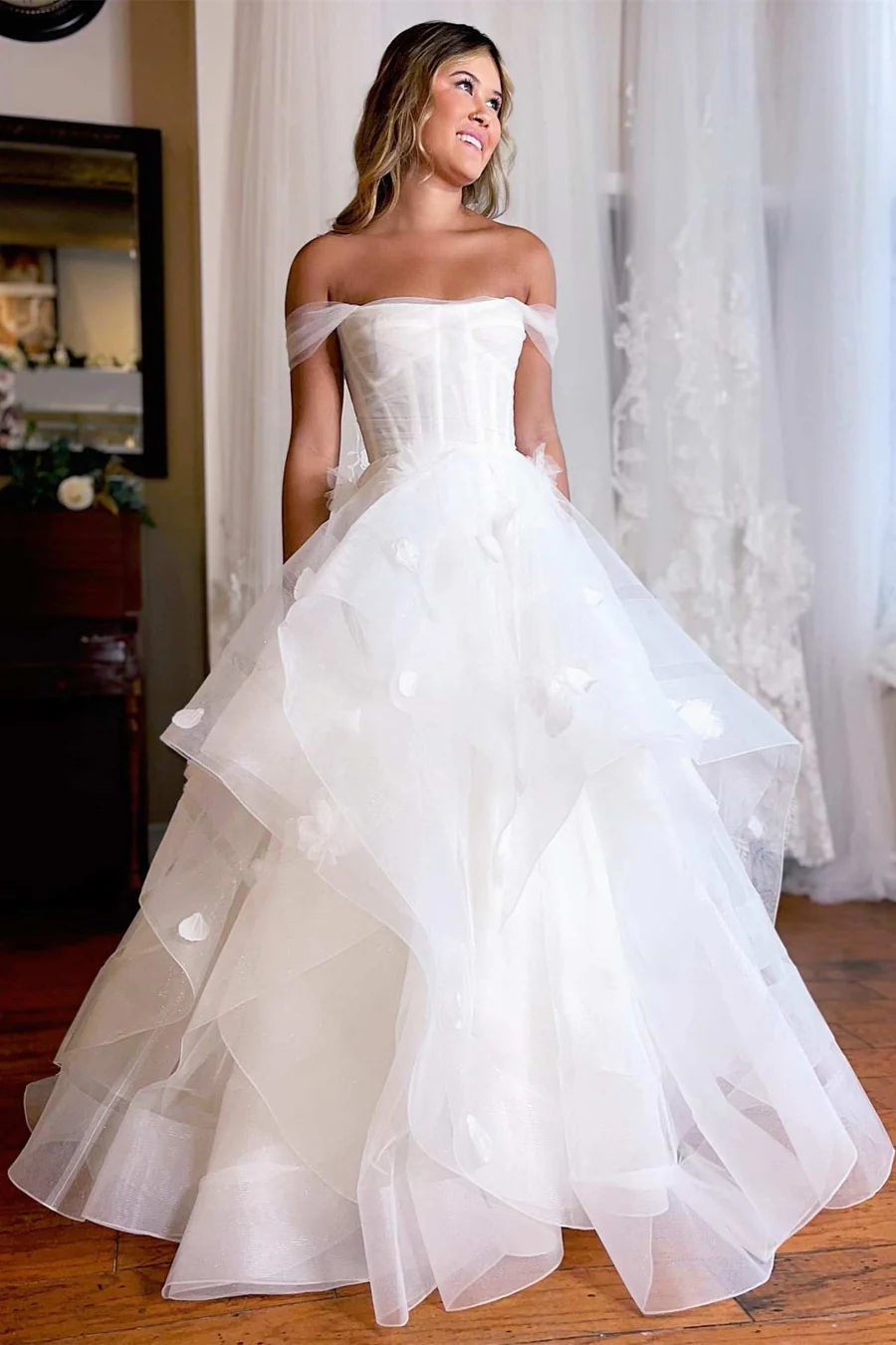 Robe de mariée trapèze à épaules dénudées et à volants avec fleurs